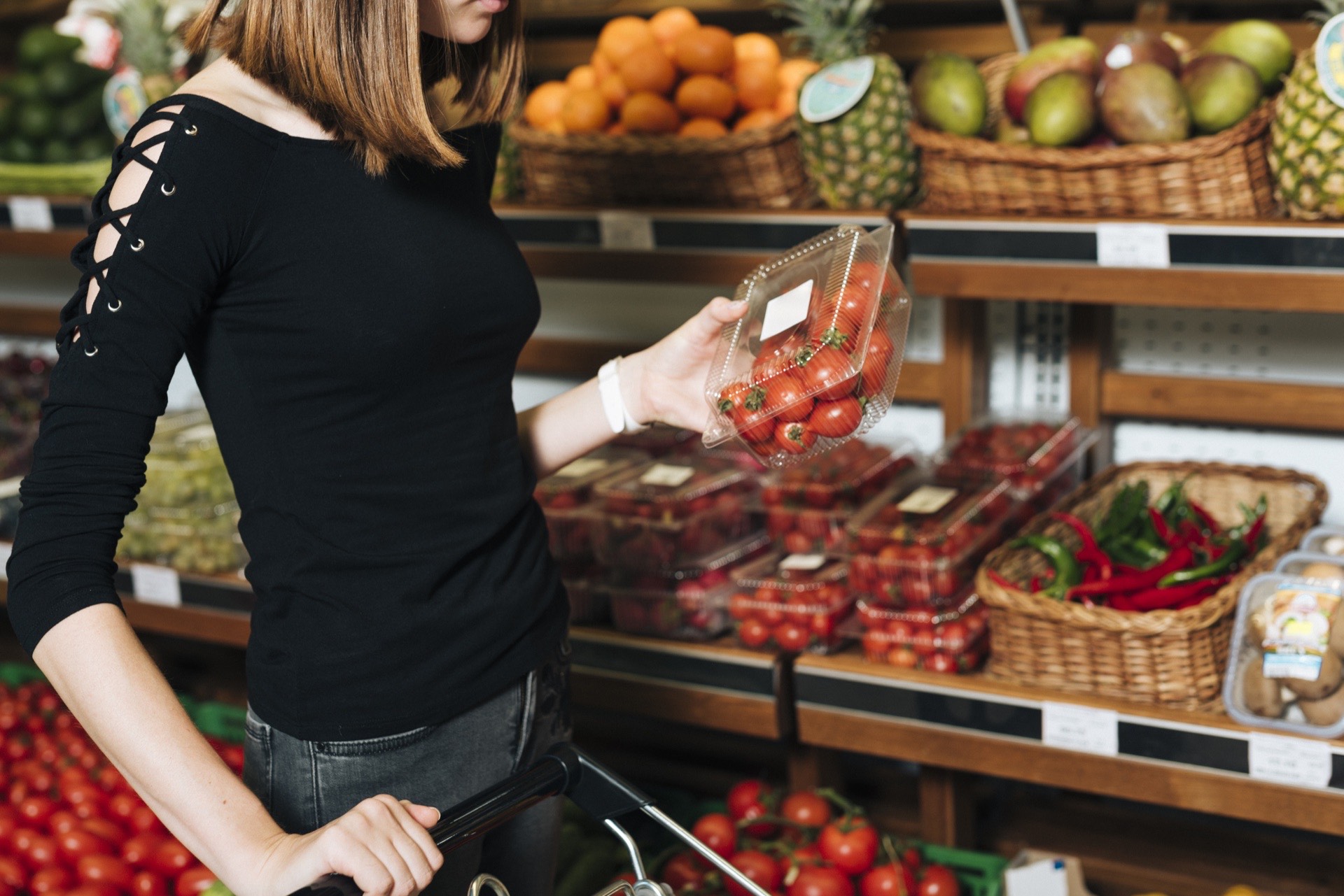 Zakupy w sklepie spożywczym – wybieranie świeżych produktów